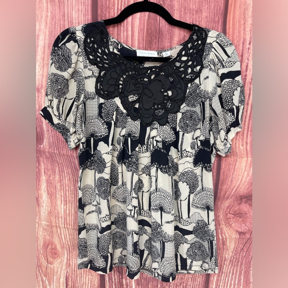 Kimchi & Blue Urban Outfitters light tan black floral silk short sleeve blouse S